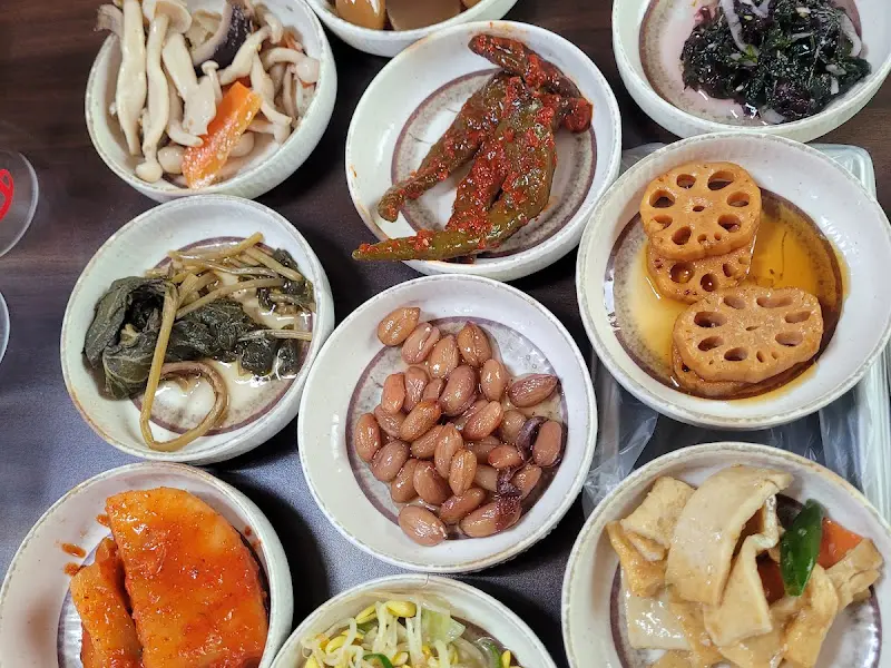 정갈하게 담겨져 나온 밑반찬