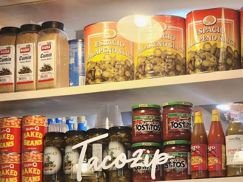 다양한 멕시코 식재료들이 진열되어 있는 카운터