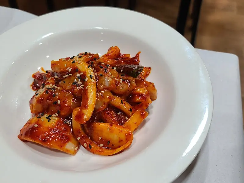 붉은 양념에 버무려진 꼴뚜기 무침