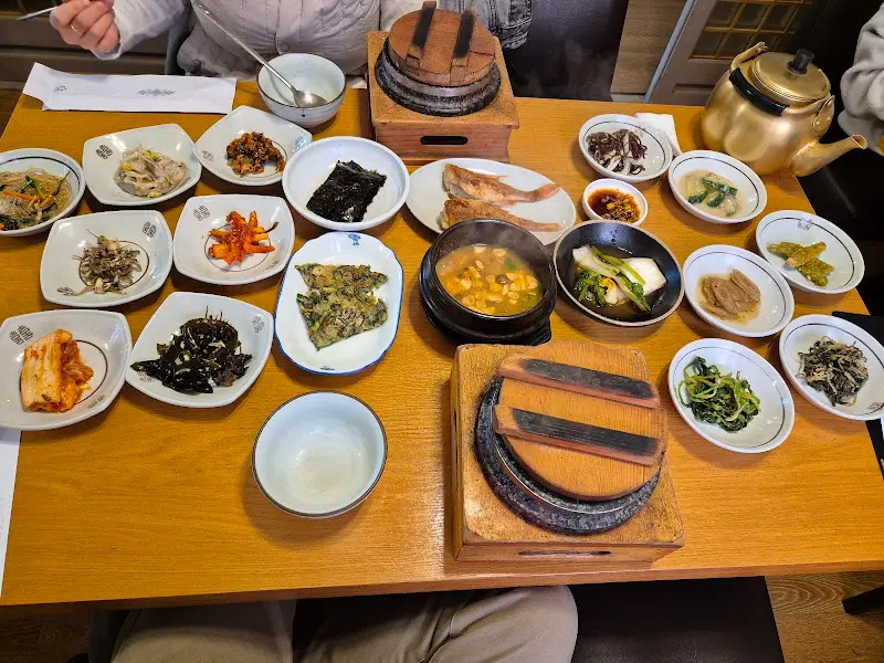 돌솥밥과 다양한 반찬들이 정갈하게 차려진 오복정 한상차림