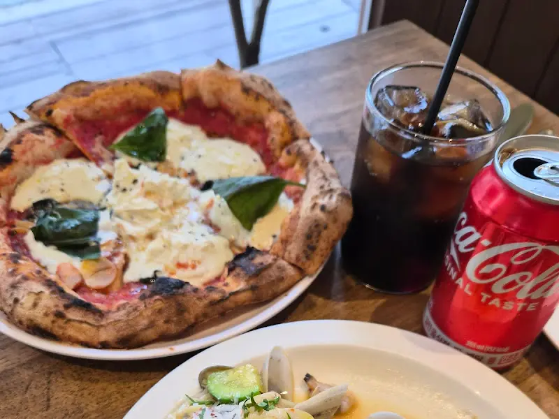 피자와 음료가 함께 놓인 테이블