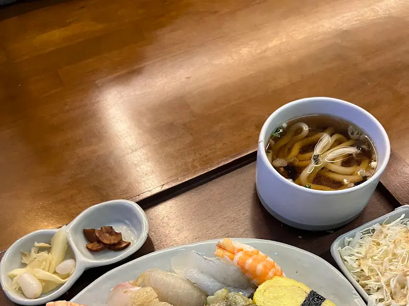 초밥과 곁들여 먹기 좋은 샐러드와 우동