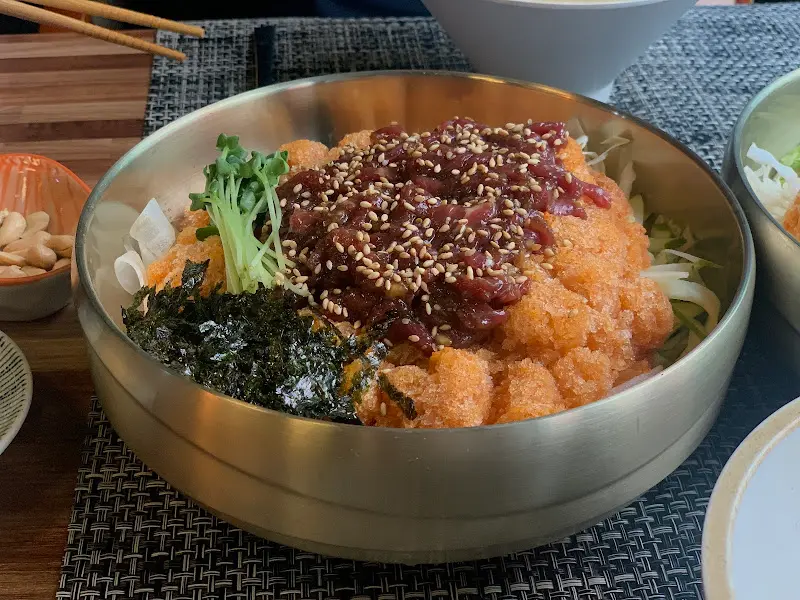 육회 물회와 밑반찬, 그리고 소면