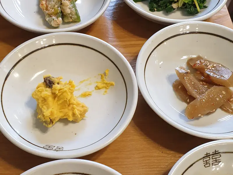 다양한 종류의 반찬들이 작은 접시에 정갈하게 담겨있다.