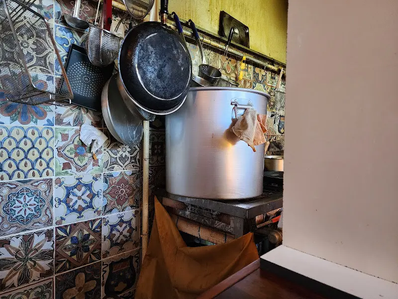 주방 벽면의 화려한 타일 장식