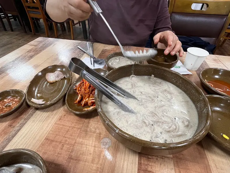 들깨칼국수를 먹는 모습