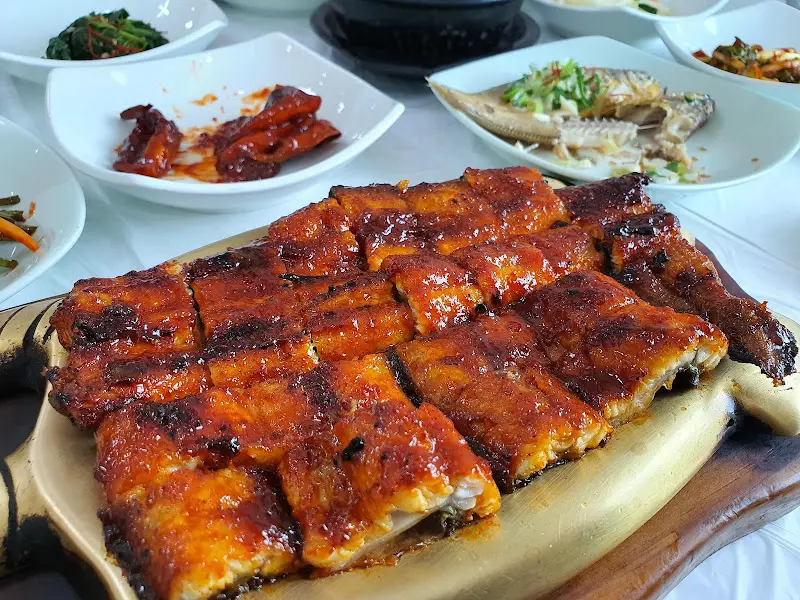 윤기가 자르르 흐르는 장어구이