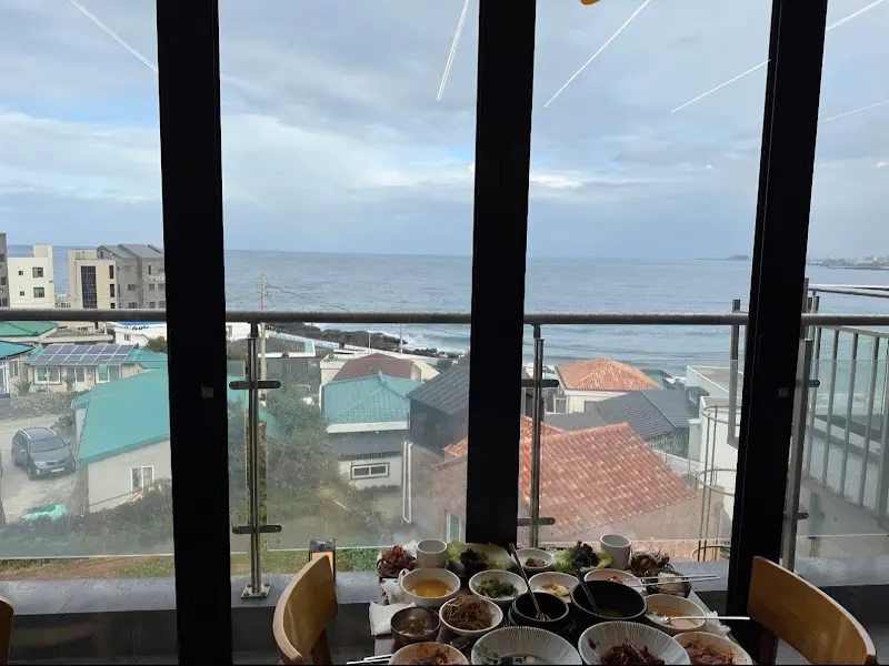 식당에서 바라본 애월 바다 풍경