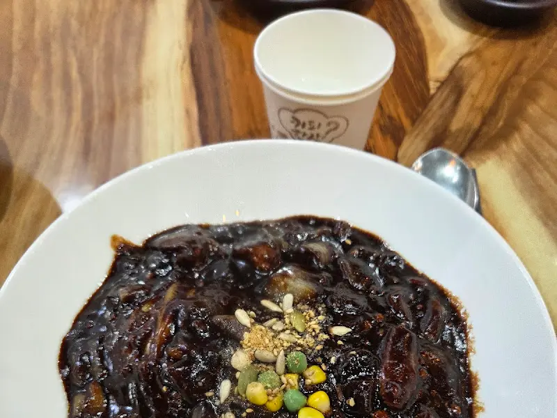 짜장면 위에 뿌려진 견과류 고명