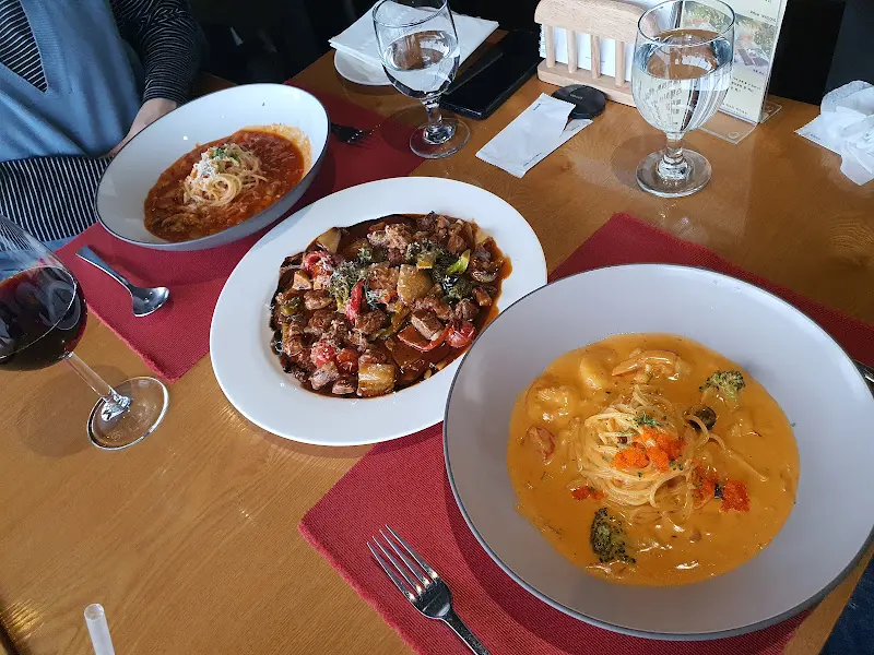 테이블 위에 놓인 파스타와 찹스테이크