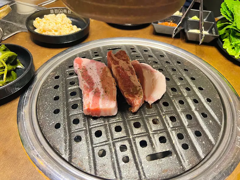 불판위에 올려진 고기