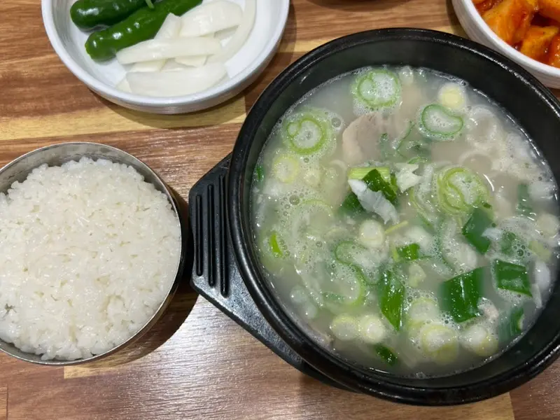 뽀얀 국물에 송송 썰린 파가 듬뿍 올라간 돼지국밥