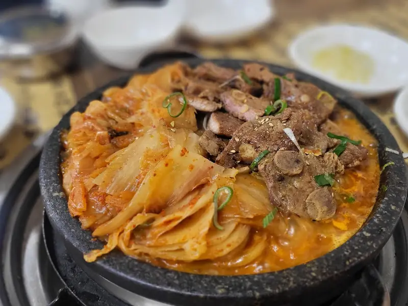 돼지갈비와 김치의 환상적인 조합