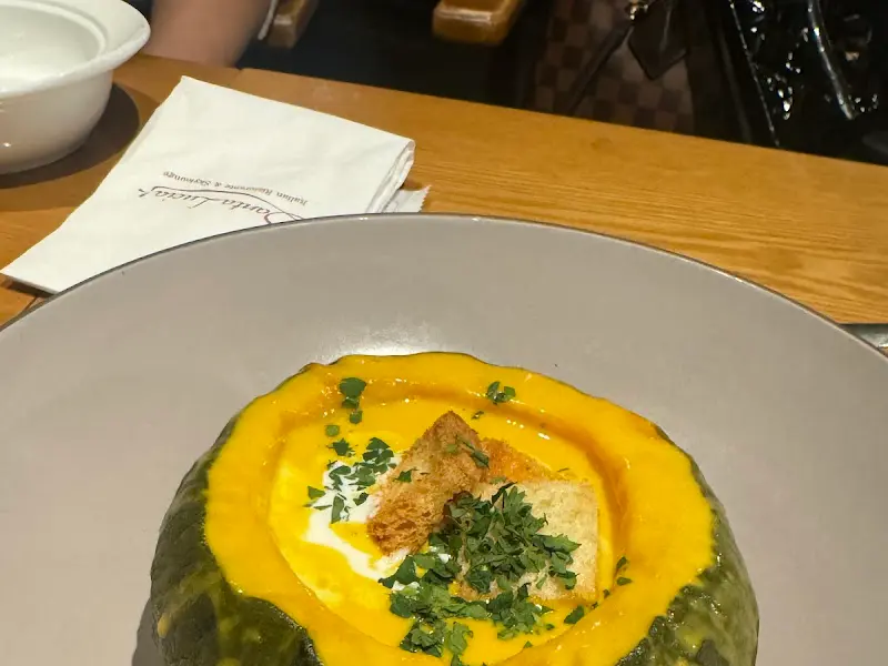 테이블 위에 놓인 단호박 스프