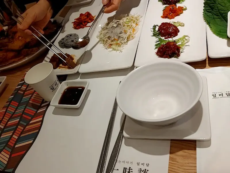 젓가락질을 멈출 수 없는 맛