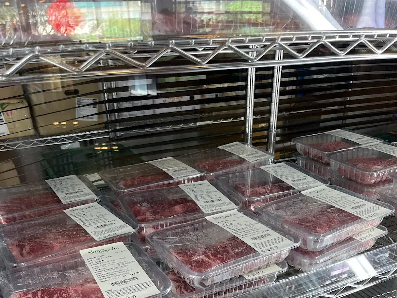 다양한 빵이 진열된 슬로카페