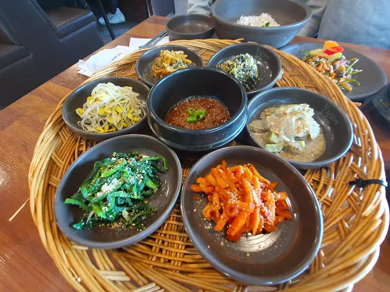 다채로운 색감의 나물 반찬 클로즈업 샷