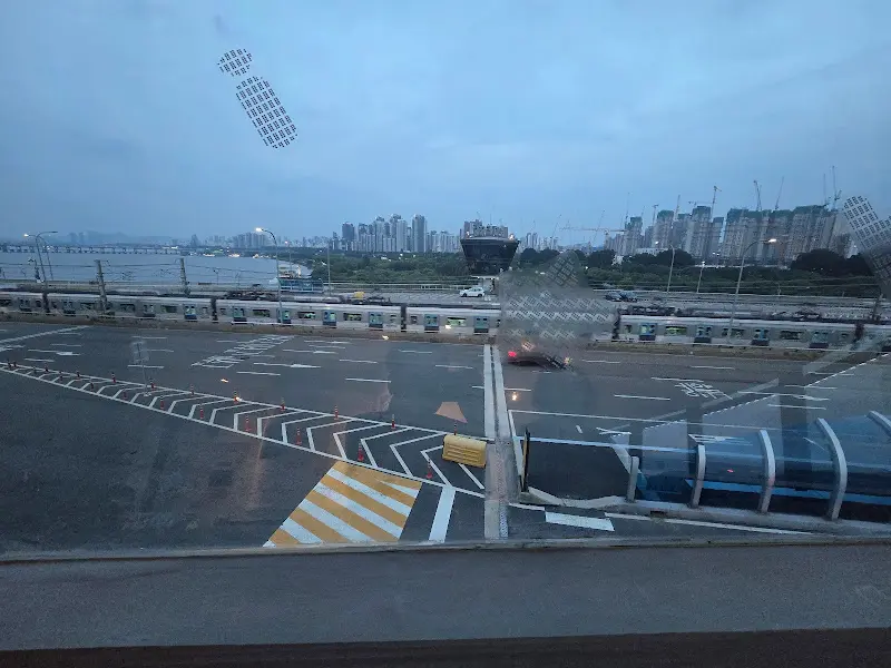 카페에서 바라본 동작대교 도로