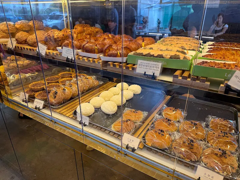 쇼케이스 안에 진열된 다양한 빵들