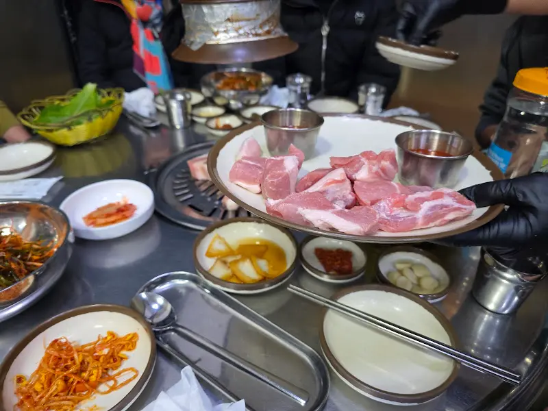 흑돼지와 함께 제공되는 다채로운 기본 반찬