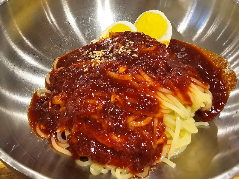 새빨간 양념이 듬뿍 올려진 비빔밀면