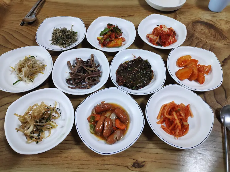 정갈하게 담긴 밑반찬들