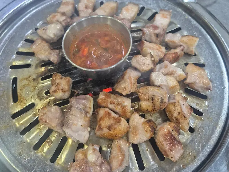 연탄불 위에서 맛있게 구워지는 흑돼지