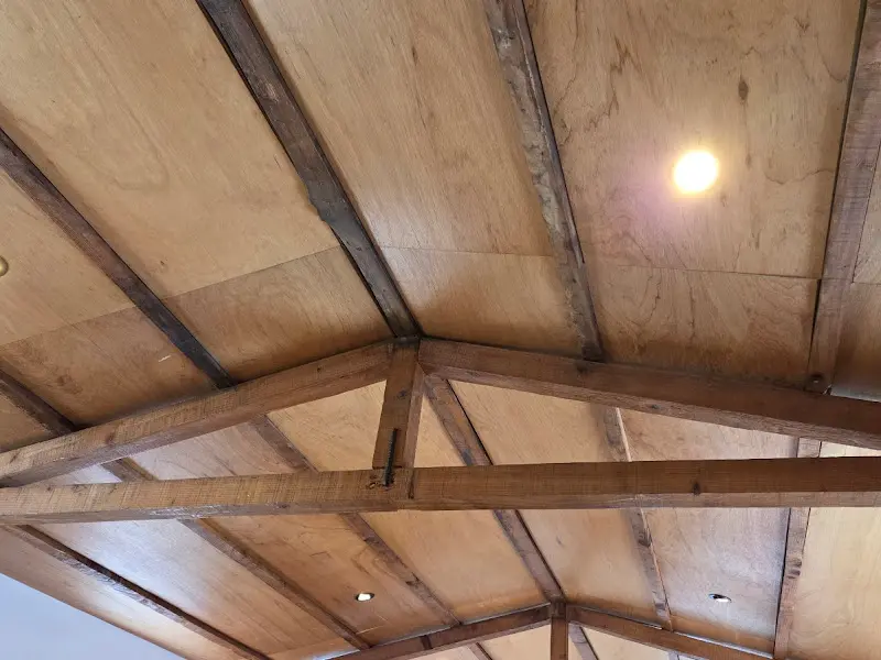 수선화식당 천장