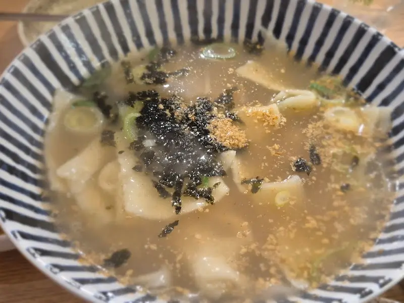 김가루와 깨소금이 듬뿍 뿌려진 도깨비 손칼국수