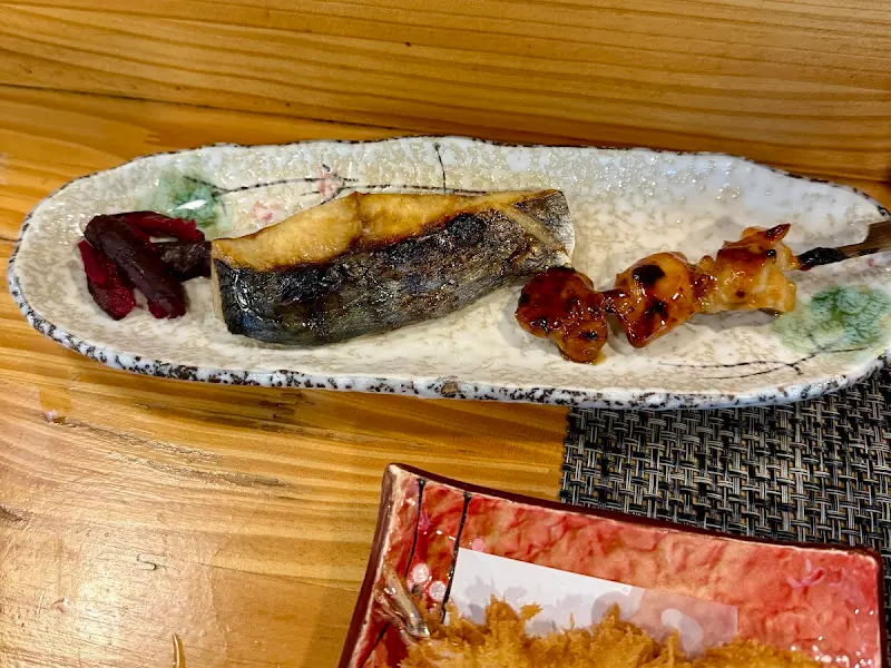 윤기가 흐르는 삼치구이와 닭꼬치