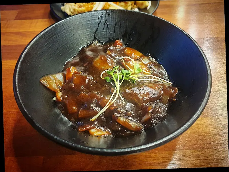 짜장면 위에 윤기가 좌르르 흐르는 모습