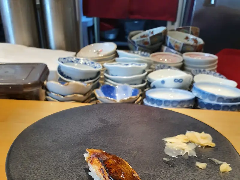 윤기가 흐르는 장어 초밥