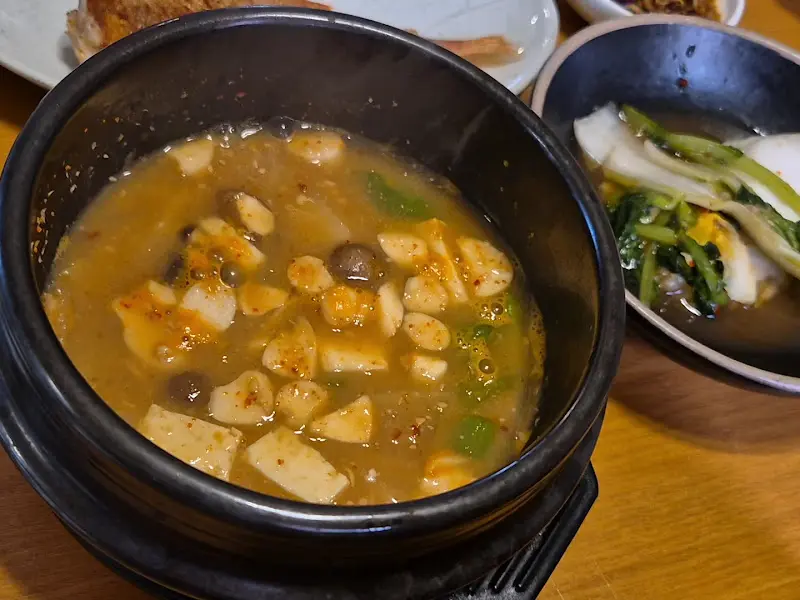 돌솥밥과 함께 제공되는 된장찌개의 모습, 뚝배기에 담겨 따뜻하게 제공된다.