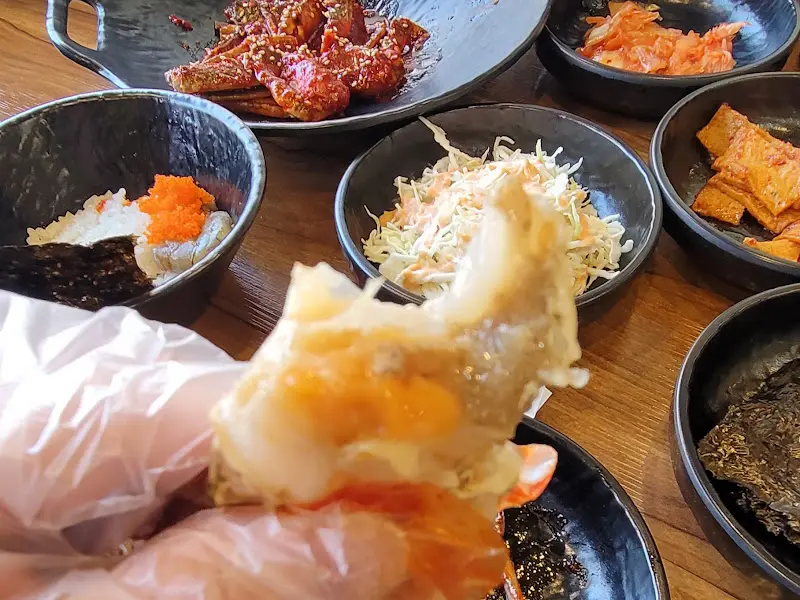 손에 비닐장갑을 끼고 게딱지를 잡고 있는 모습