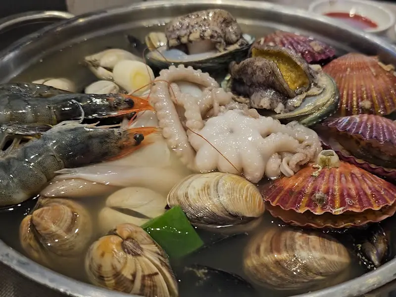 해산물 가득한 해물칼국수