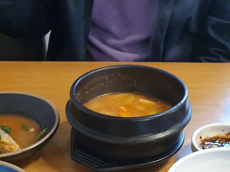 따뜻한 된장찌개가 뚝배기에 담겨 제공되는 모습