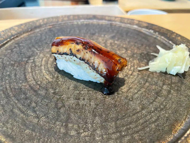 밥 위에 올려진 장어 한 점