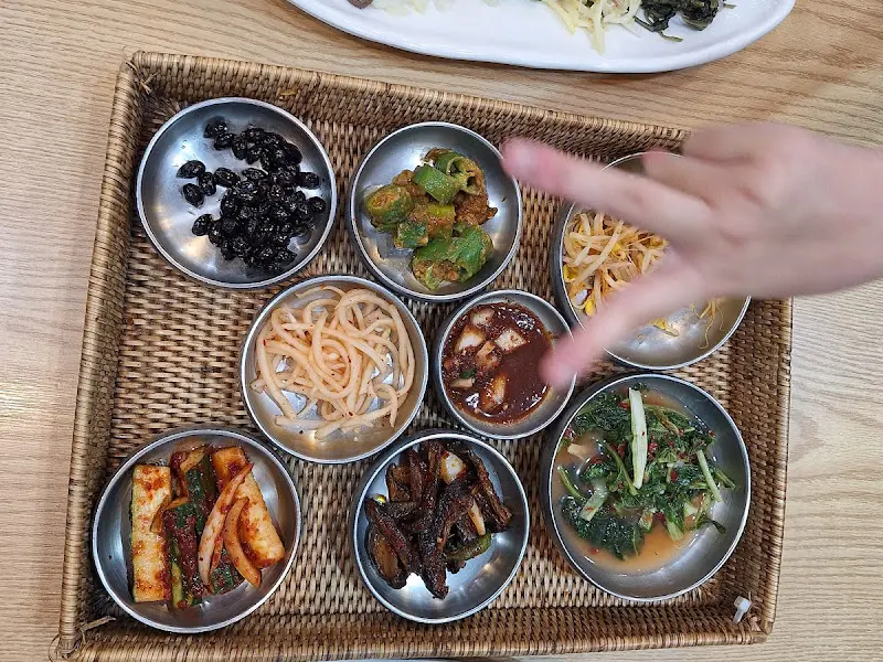 다채로운 반찬들