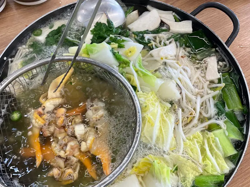 냄비 안에서 끓고 있는 샤브샤브의 모습. 다양한 채소와 갈미조개가 어우러져 시원한 국물 맛을 낸다.