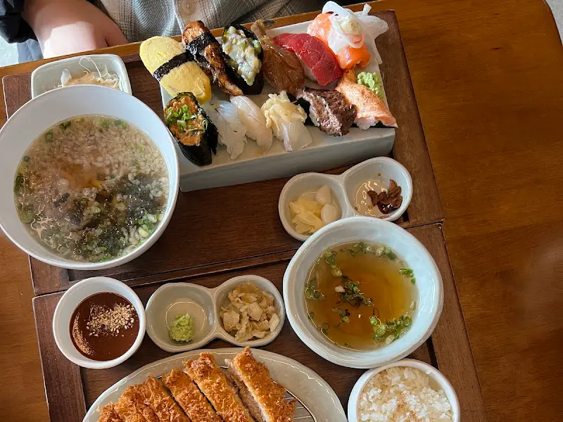 초밥, 우동, 샐러드 한 상