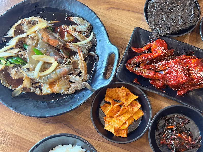 간장게장, 양념게장, 새우장, 김, 밥 등이 테이블 위에 놓여있는 전체적인 모습