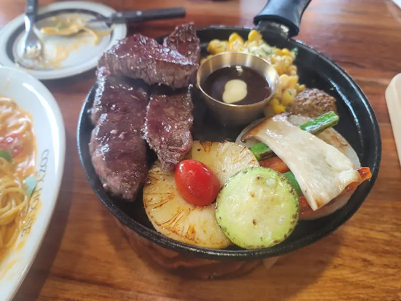 뜨거운 팬 위에서 지글거리는 10달러 스테이크