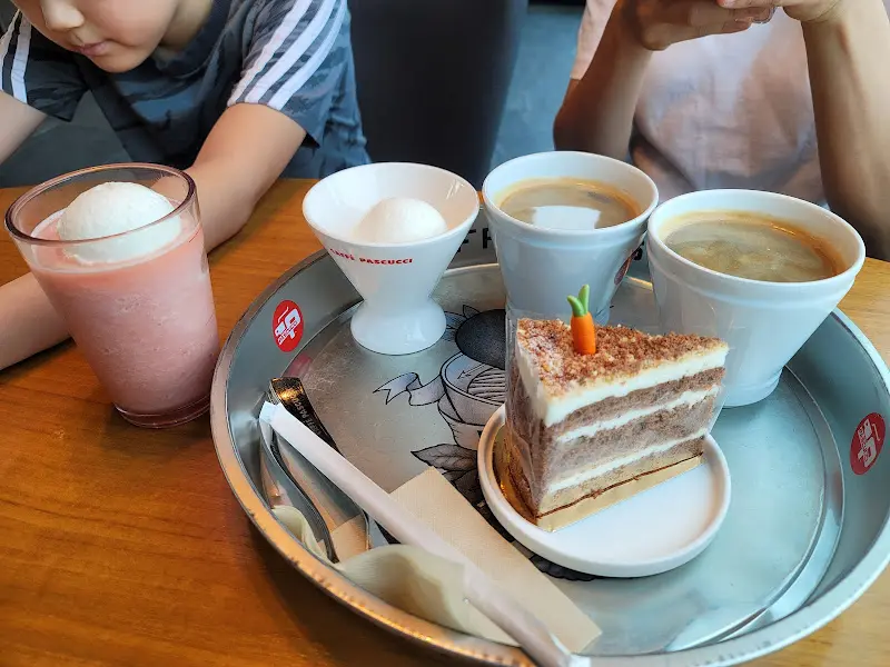 쟁반에 담겨 나온 커피와 당근 케이크