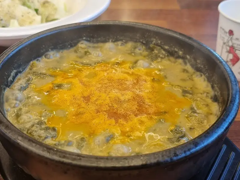 진한 국물과 푸짐한 시래기가 인상적인 추어탕