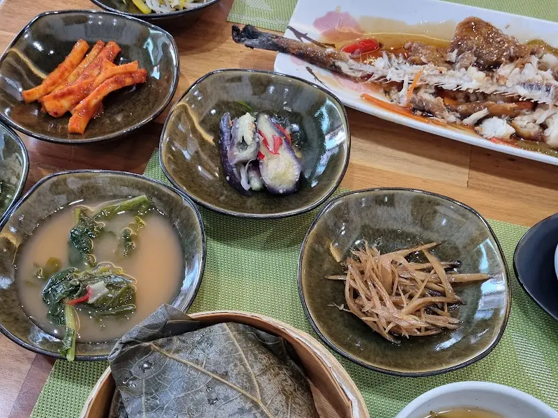 다양한 반찬들이 놓여있는 테이블 모습