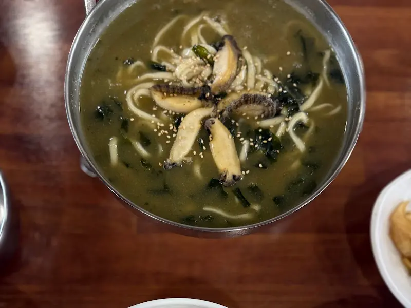 전복이 듬뿍 들어간 선채향 전복칼국수