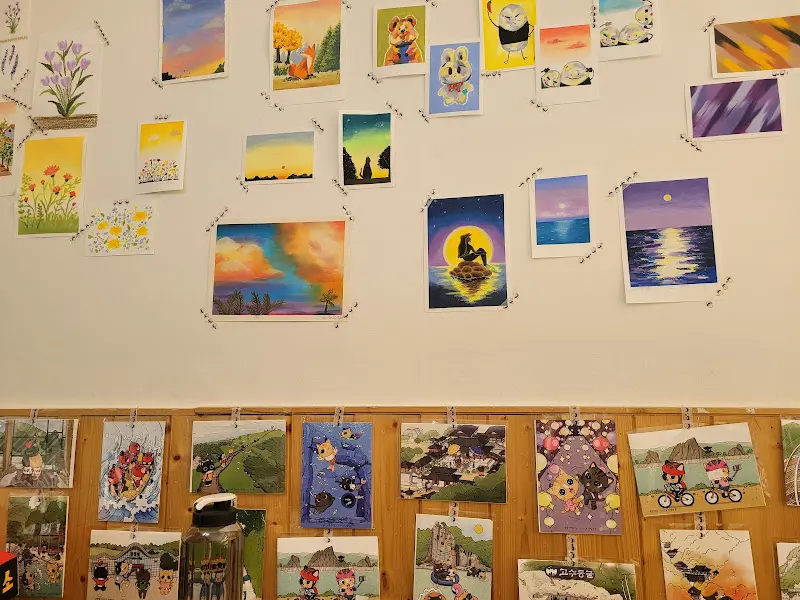 벽에 걸린 그림들