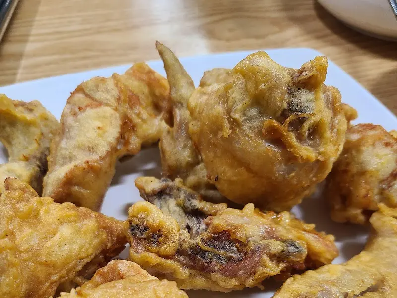 바삭하게 튀겨진 통닭 조각