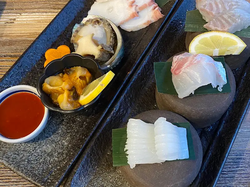 해산물 모듬 클로즈업 샷. 신선한 해산물이 입맛을 자극한다.