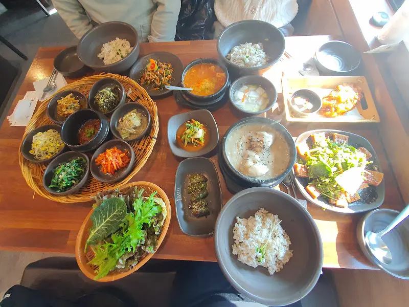 푸짐하게 차려진 한상차림